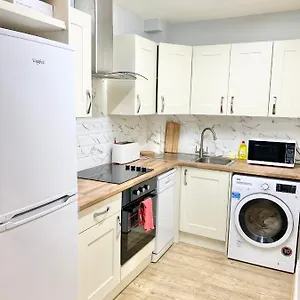 Lovely 2 Bedroom In Apartamento